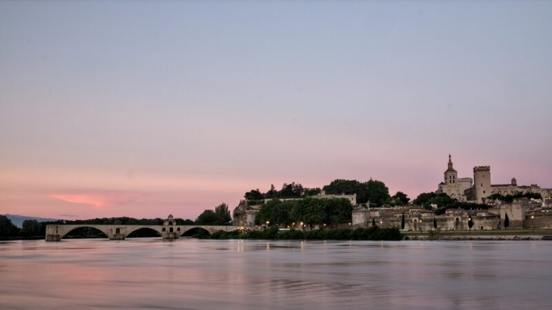「〜して正解」というフランス語表現を解説するブログのアイキャッチ。avoir bien fait という文字と、満足げな表情のイメージ