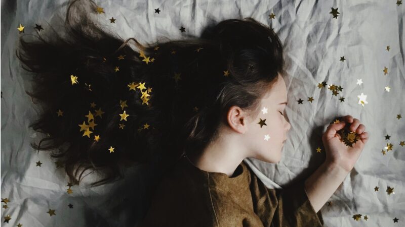 フランス語の面白い表現を紹介するブログ記事のイメージ。ドラゴンや砂売りのおじさん、オレンジなどのイラスト