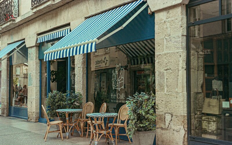 フランス語で「どんな感じ？」と実感を尋ねる表現。Qu'est-ce que ça te fait の使い方を、日本人の間違いやすい例と比較して解説