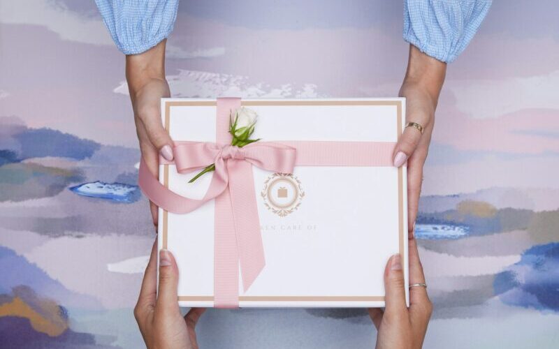 フランス語の表現 être gâté を解説。ギフトボックスや温かい光のイメージとともに、感謝と幸福を伝えるニュアンスを紹介