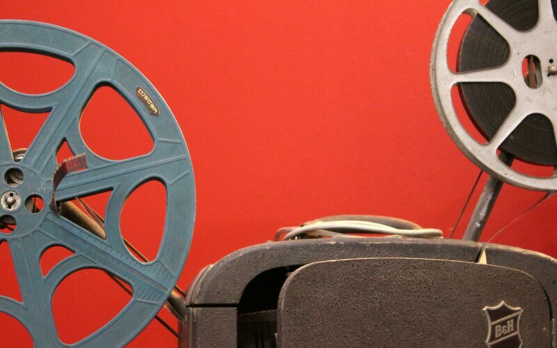 映画の字幕翻訳の厳しい現実を解説するアイキャッチ。華やかな映画のイメージと、泥臭いリサーチ作業の対比