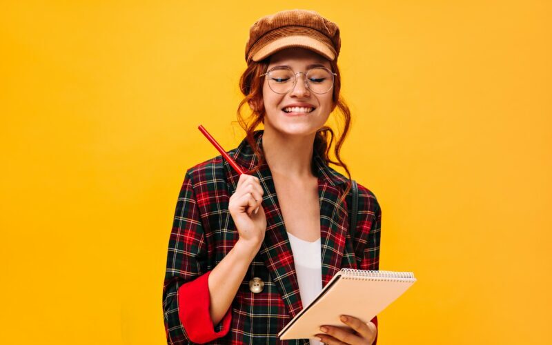 外資系企業のオフィスで忙しく働くイメージ。記事の内容：総務と社長秘書見習いの日常、英語力への葛藤、手土産リサーチの裏側などを紹介