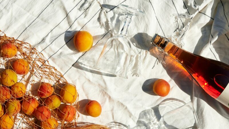 フランスの夏をイメージしたオレンジとワインのピクニック
