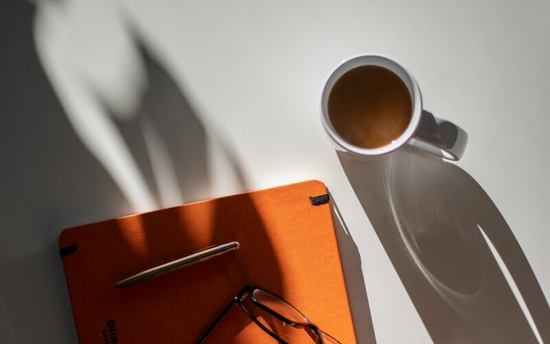 仏検1級の勉強に使ったノートとコーヒー、眼鏡